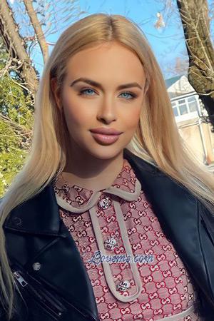 210085 - Oleksandra Edad: 22 - Ucrania