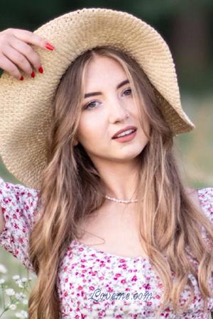 210630 - Oleksandra Edad: 25 - Ucrania