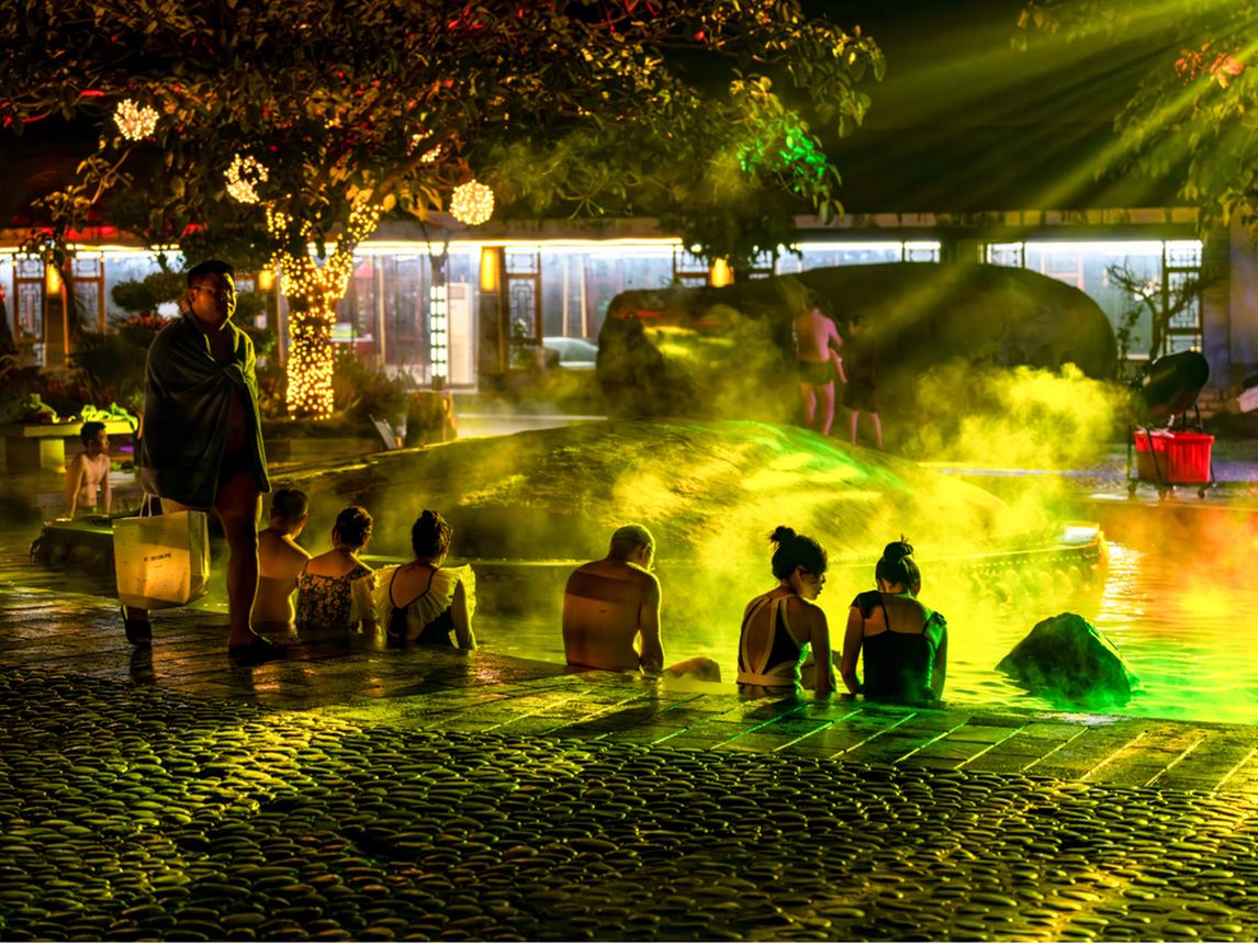 C&aacute;lido ambiente nocturno e iluminaci&oacute;n en las aguas termales Ronghui de Chongqing