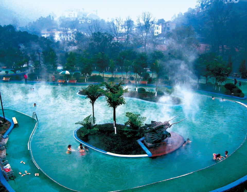 Piscina de aguas termales minerales revestida de piedra en Ronghui
