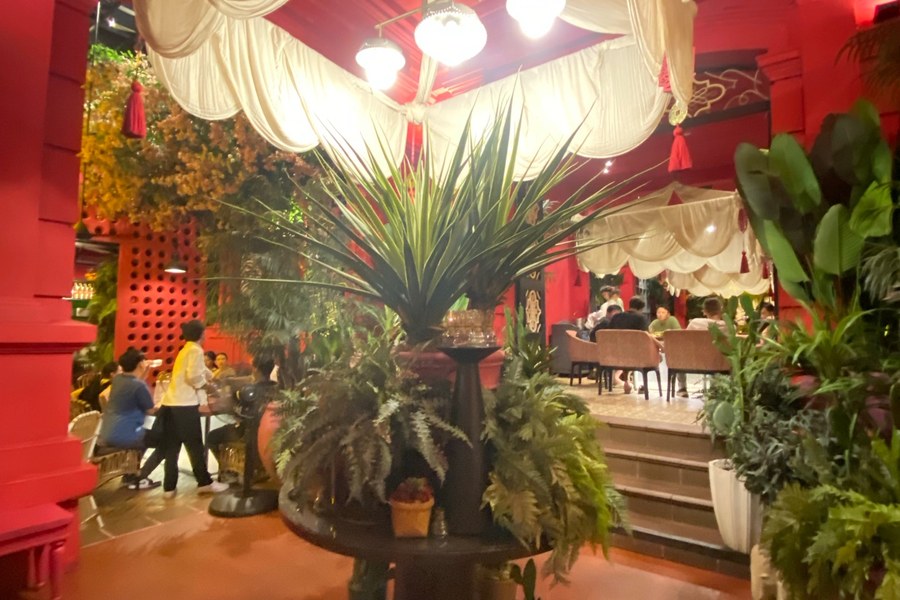 Zona de comedor iluminada con faroles en Nhà Hàng Ngon, Ciudad Ho Chi Minh