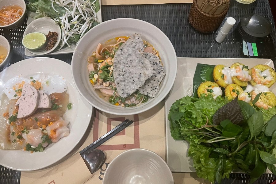 Platos vietnamitas durante la cena de bienvenida en Nhà Hàng Ngon